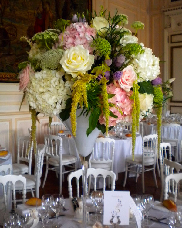 salle de réception avec dans un vase une composition florale aux couleurs pastelles