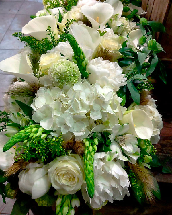 une raquette de fleurs composé avec des fleurs blanches